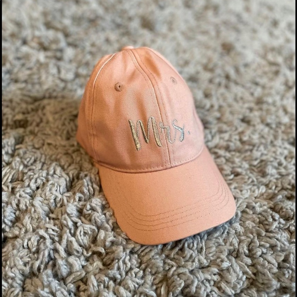 Mrs. Hat - Picture 1 of 3